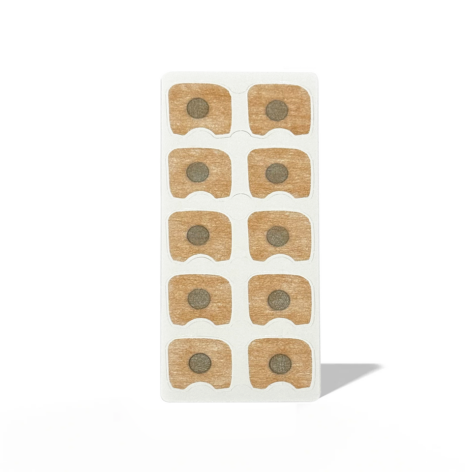 Ark med ti O² Patches — beige plastre med mørk magnetisk kerne