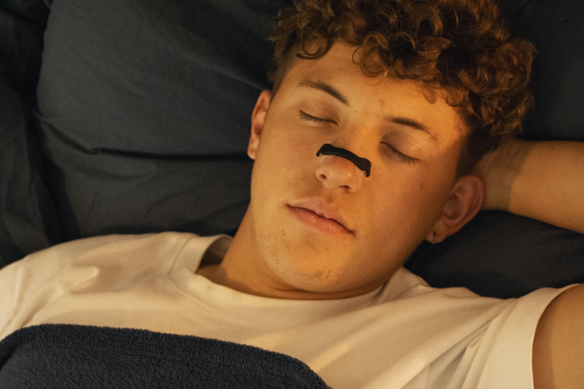 Mand sover med sort O² PRO-næseudvider