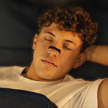 Mand sover med O² PRO-næseudvider