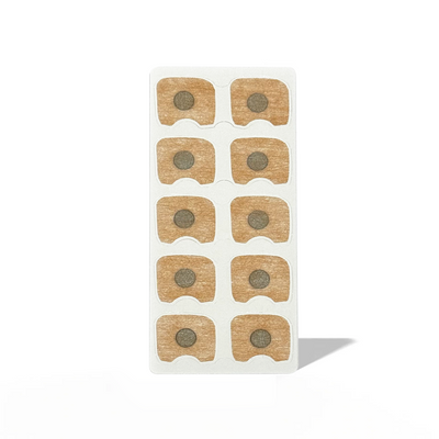 Ark med ti O² Patches — beige plastre med mørk magnetisk kerne