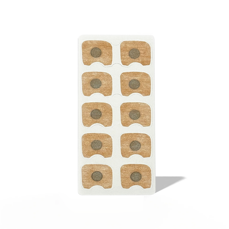 Ark med ti O² Patches — beige plastre med mørk magnetisk kerne