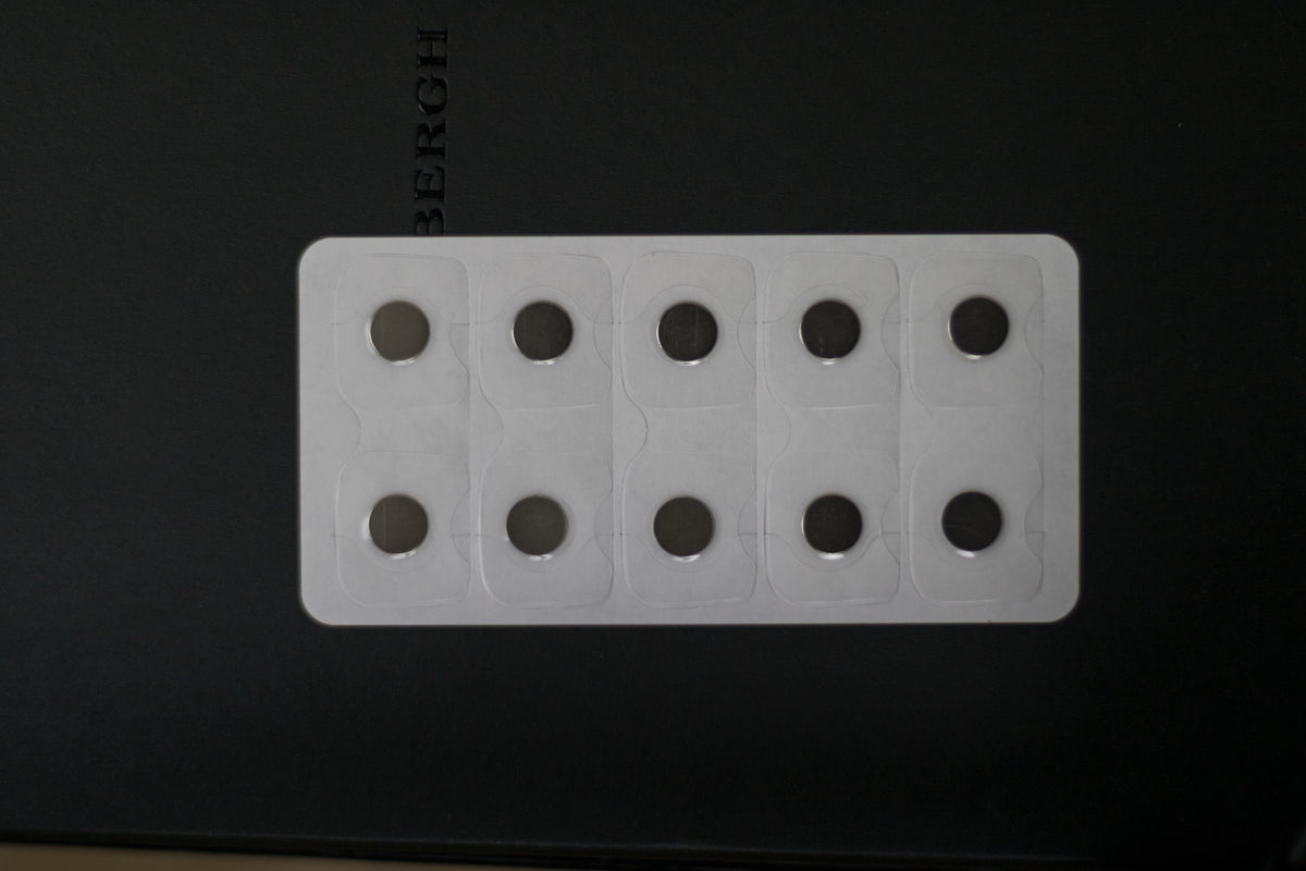 Ark med ti O² plastre med magnet i midten