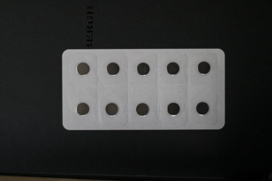 Ark med ti O² plastre med magnet i midten