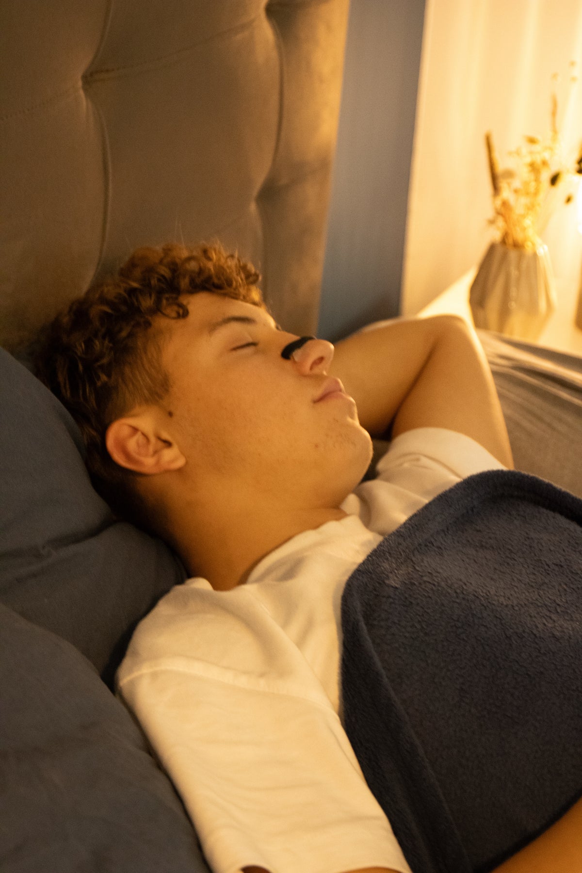 Mand sover på ryggen med sort O² PRO på næsen