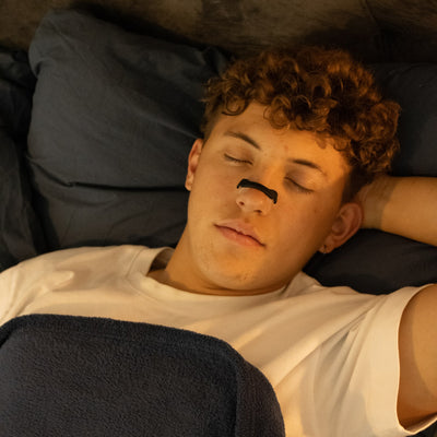 Mand sover med sort O² PRO-næseudvider