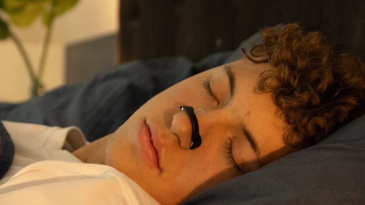 Person sover roligt med O² på næsen i varmt aftenlys